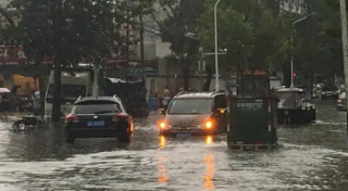 下暴雨车放在车库还是在外面